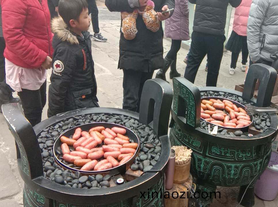 漢(han)伯(bo)尅石(shi)鍋烤腸貴陽廟會倍受歡迎(ying)