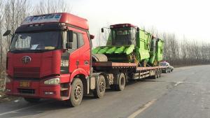 三江市(shi)的(de)客戶訂購的穗莖兼(jian)收玉米收穫機