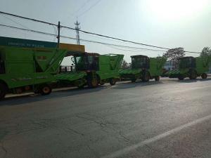 四檯穗莖兼收玉米收(shou)穫機走起……